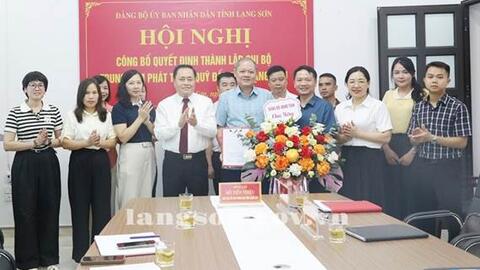 Công bố quyết định thành lập Chi bộ Trung tâm Phát triển quỹ đất tỉnh